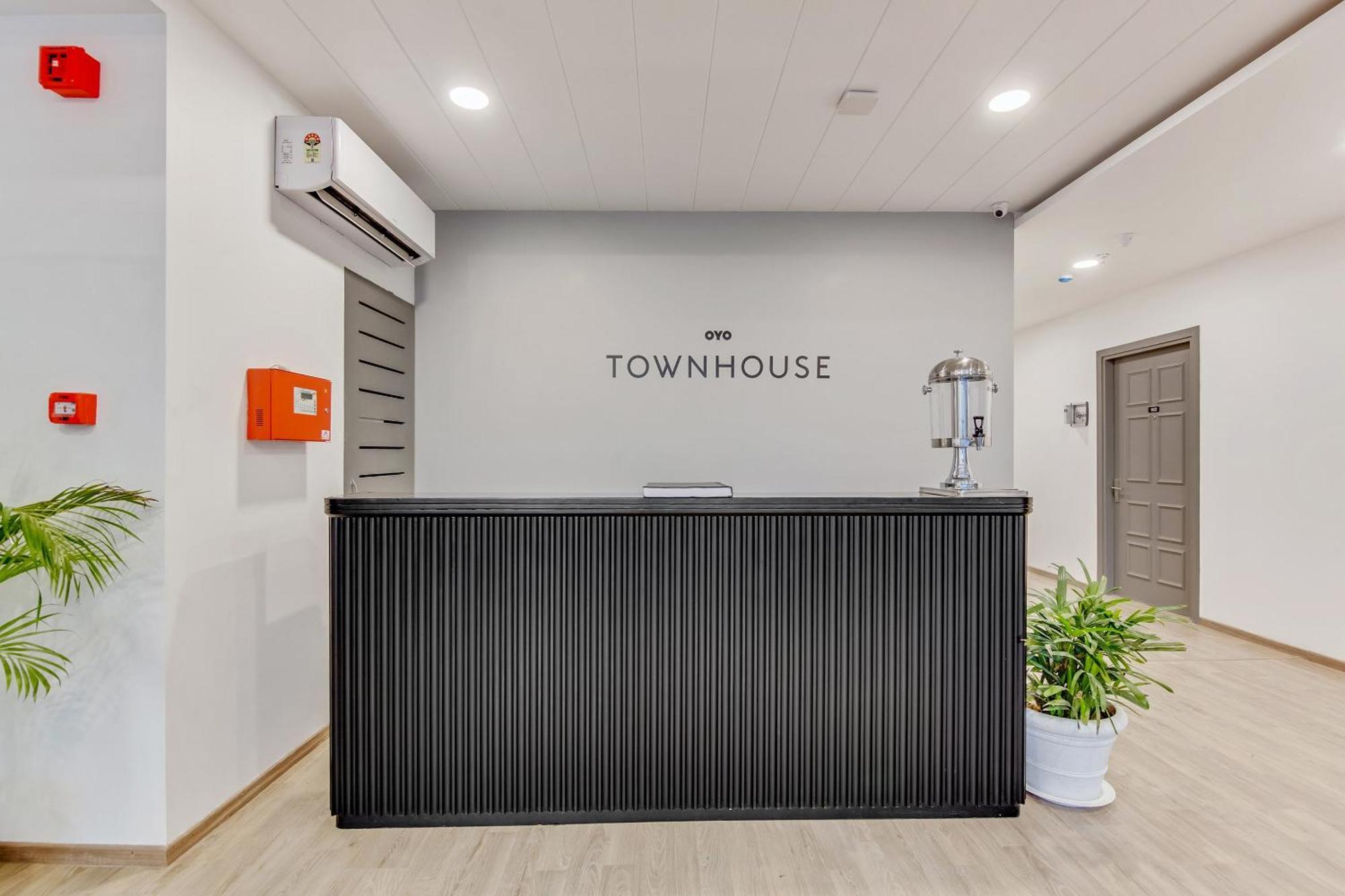 Townhouse Sector 49 Near Logix City Centre ノイダ エクステリア 写真