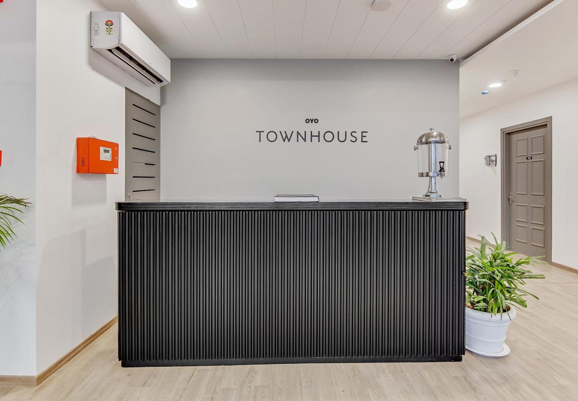 Townhouse Sector 49 Near Logix City Centre ノイダ エクステリア 写真