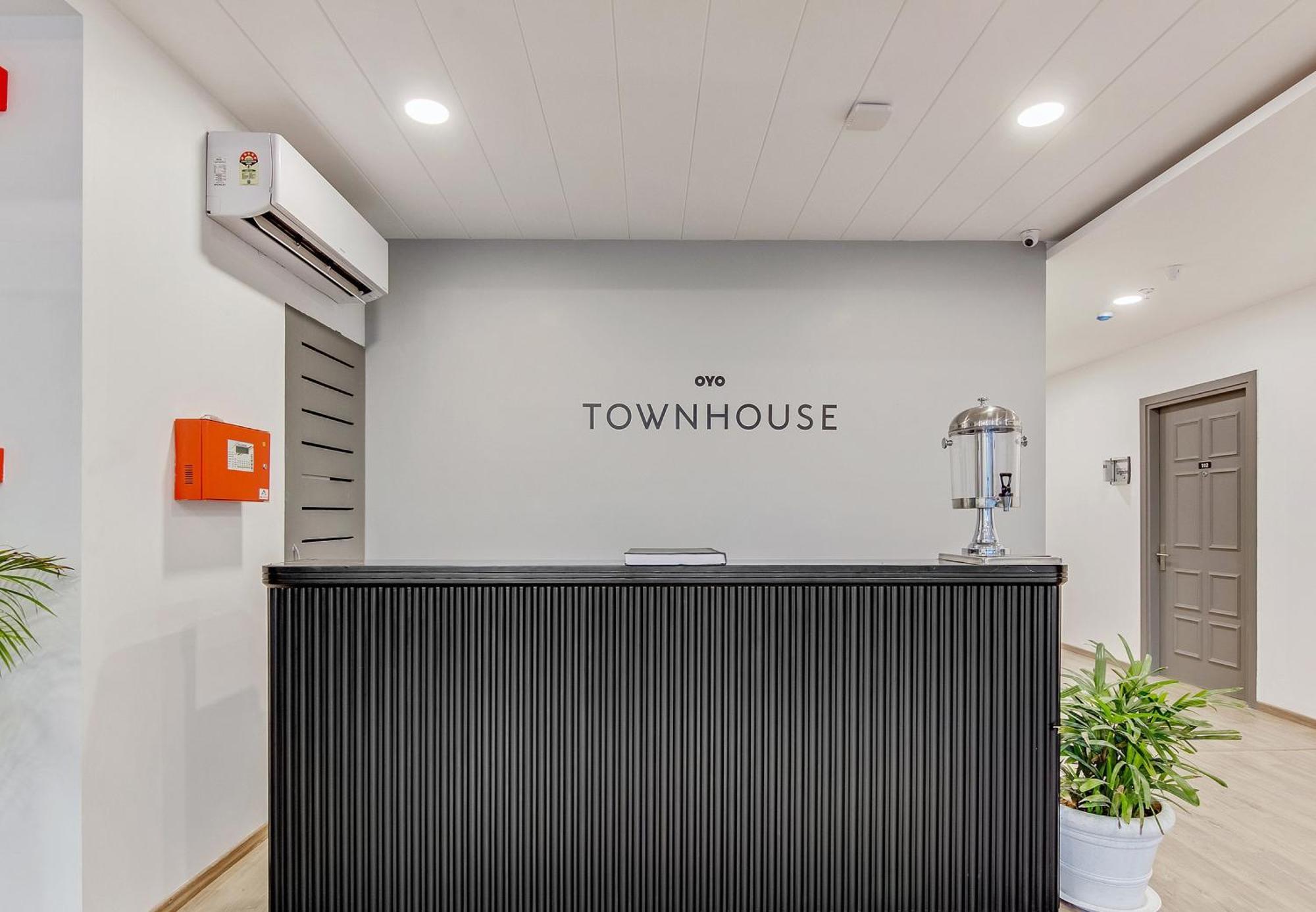 Townhouse Sector 49 Near Logix City Centre ノイダ エクステリア 写真